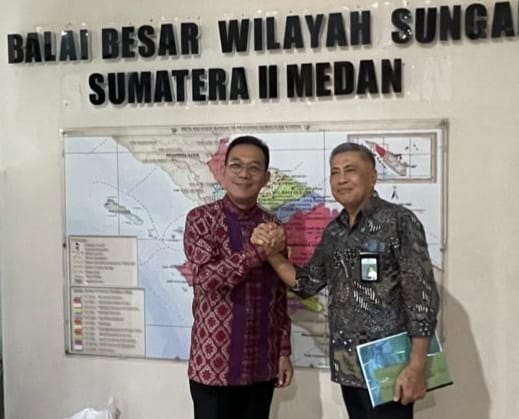 Bupati Tapsel Gus Irawan Pasaribu bersama Kepala BBWS Sumatera II Medan Agus Safari. (Waspada/Ist)