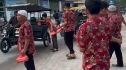 Pimpinan dan karyawan PT Indomal Cab Tanjungbalai membagikan takjil kepada masyarakat Tanjungbalai. Waspada/Rasudin Sihotang