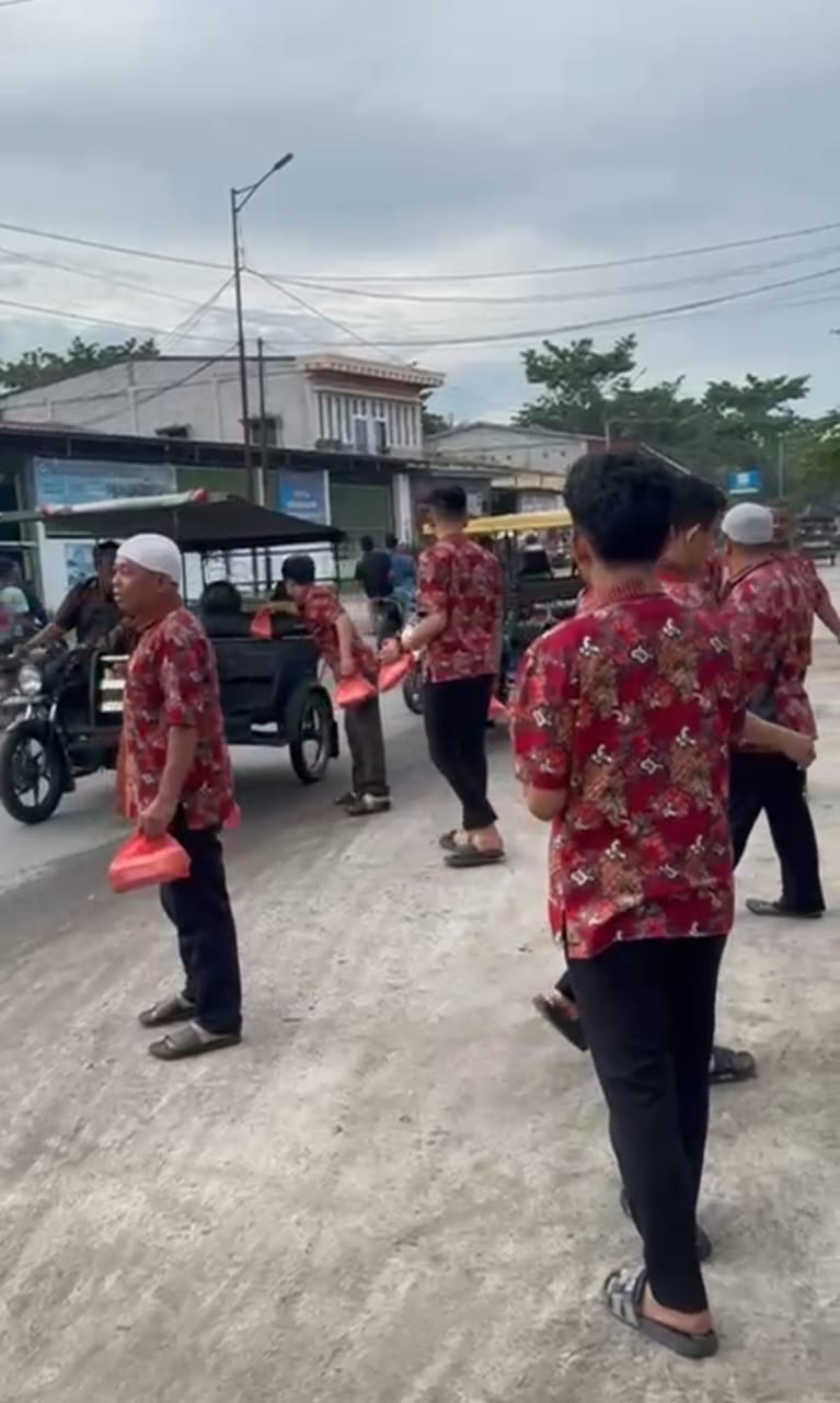 Pimpinan dan karyawan PT Indomal Cab Tanjungbalai membagikan takjil kepada masyarakat Tanjungbalai. Waspada/Rasudin Sihotang