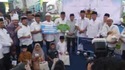 Bupati Langkat H.Syah Afandin dan Wagubsu H Surya (tengah) foto bersama usai menyerahkan bantuan di Halaman Masjid Ubudiyah P.Brandan, Jumat (14/3/25).Waspada/Boy Aprizal 