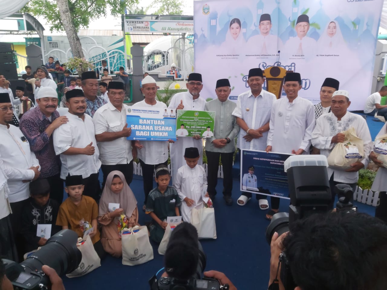 Bupati Langkat H.Syah Afandin dan Wagubsu H Surya (tengah) foto bersama usai menyerahkan bantuan di Halaman Masjid Ubudiyah P.Brandan, Jumat (14/3/25).Waspada/Boy Aprizal 