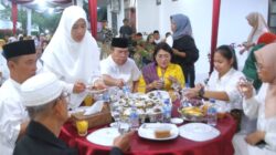 Wakil Wali Kota Pematangsiantar Herlina (berdiri paling kiri) menggelar buka puasa bersama di rumah dinas wakil wali kota, Jl. Maluku, Kel. Bukit Sofa, Kec. Siantar Sitalasari, Jumat (14/3).(Waspada-Ist).