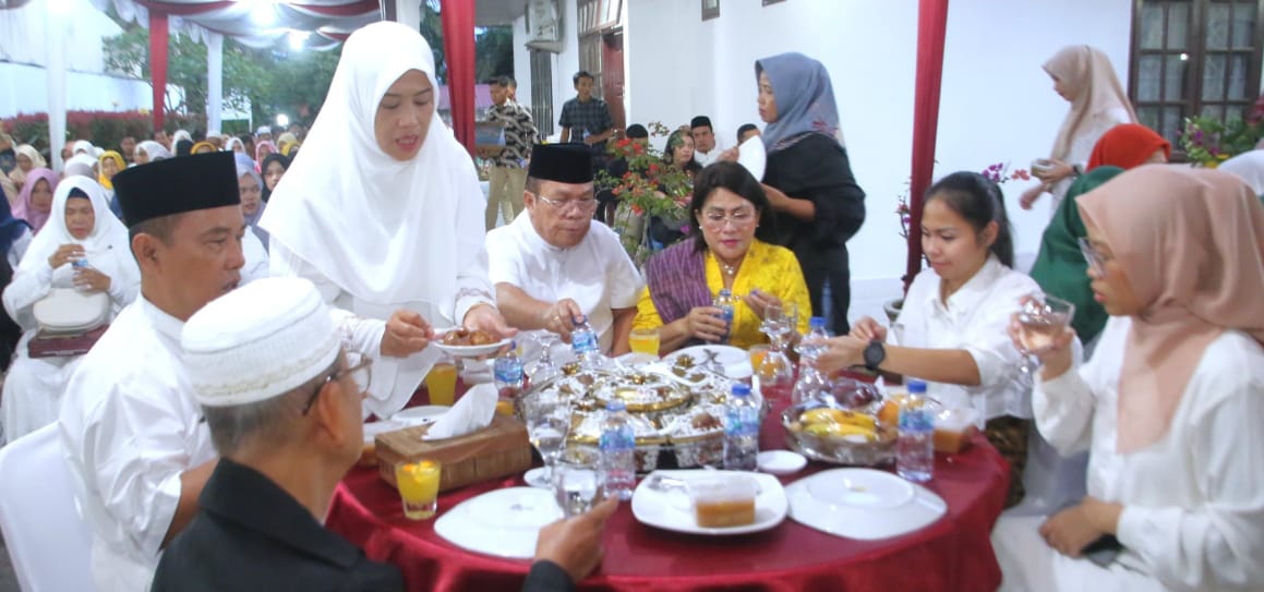 Wakil Wali Kota Pematangsiantar Herlina (berdiri paling kiri) menggelar buka puasa bersama di rumah dinas wakil wali kota, Jl. Maluku, Kel. Bukit Sofa, Kec. Siantar Sitalasari, Jumat (14/3).(Waspada-Ist).