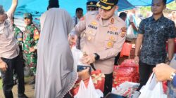 Kapolres Sabang, AKBP Erwan, SH, MH menyerahkan paket pasar murah kepada masyarakat. (Waspada/ist)