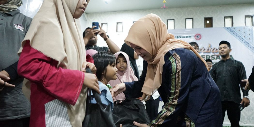 Isti Wakil Gubernur Aceh, Mukarramah, saat memberikan Santunan Anak Yatim di Panti Asuhan Rumoh Seujahtera Aneuk Nanggroe, Aceh Besar, Jum'at, (14/3).(Waspada/Zafrullah)