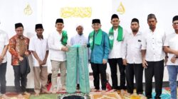 Bupati Simalungun Anton Saragih didampingi Camat Bandar Huluan Akbar Putra Siregar menyerahkan dua gulung sajadah panjang diterima pengurus Yayasan Darul Putera Madina, Darma Putra, Jumat (14/3) malam.(Waspada/ist).