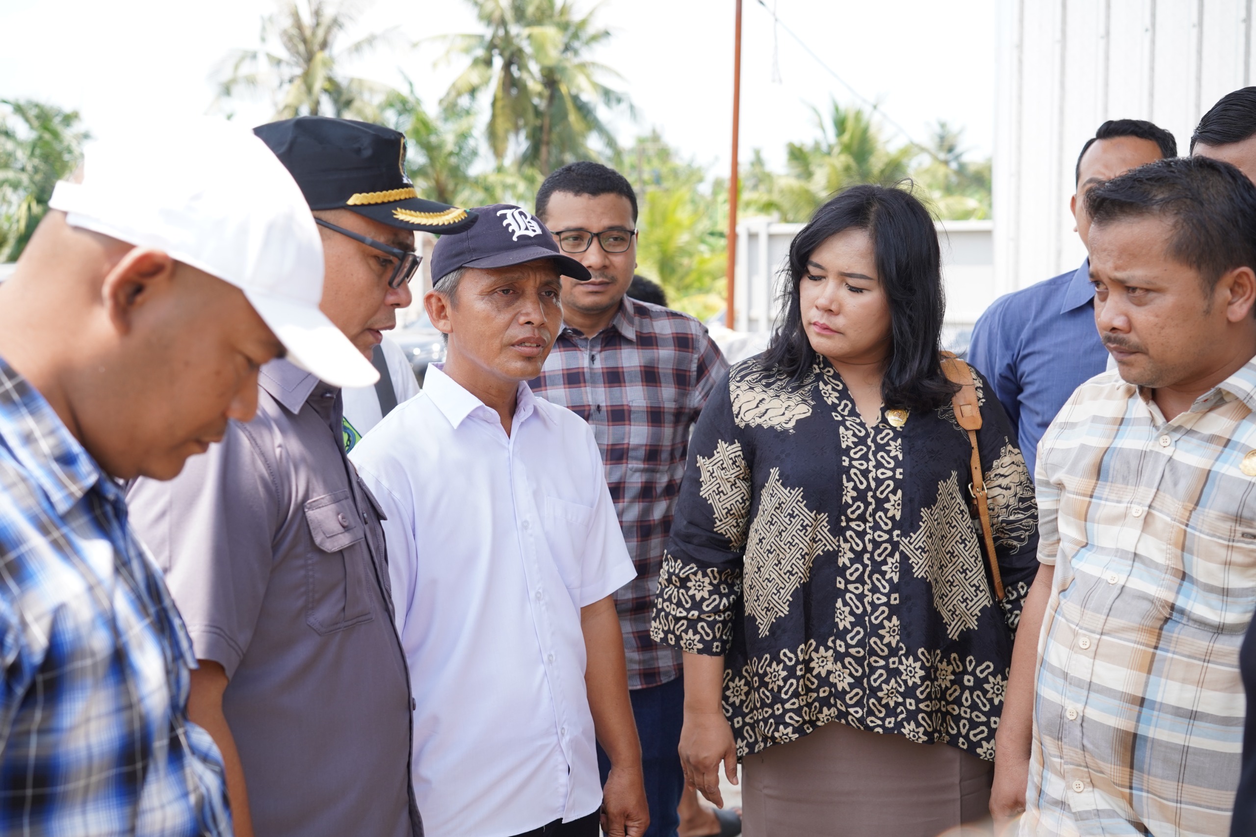 Pimpinan DPRD Deliserdang dan Anggota DPRD Deliserdang saat Sidak peternakan ayam di Dusun III, Desa Batang Biara, Kecamatan Pantai Labu. (Waspada/ist)