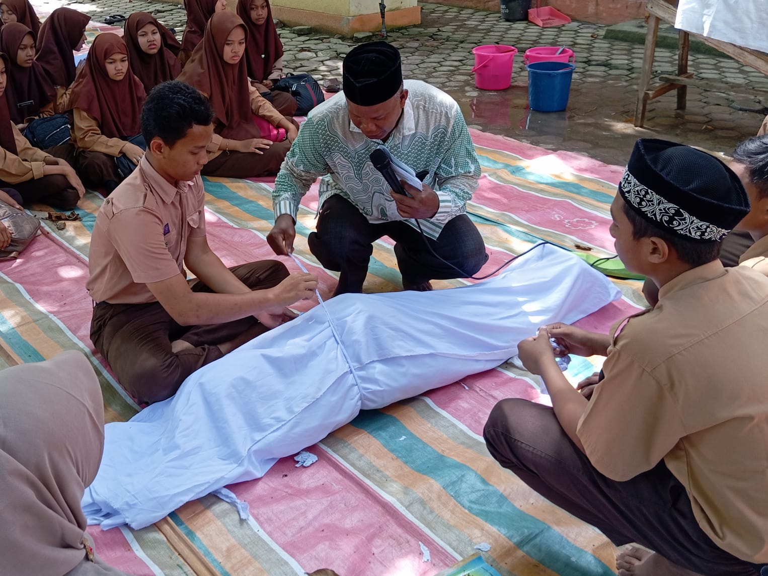 Siswa SMP Negeri-1 Lhoksukon, Aceh Utara sedang belajar tentang mengurus jenazah, Sabtu (15/3). Waspada/Zainal Abidin