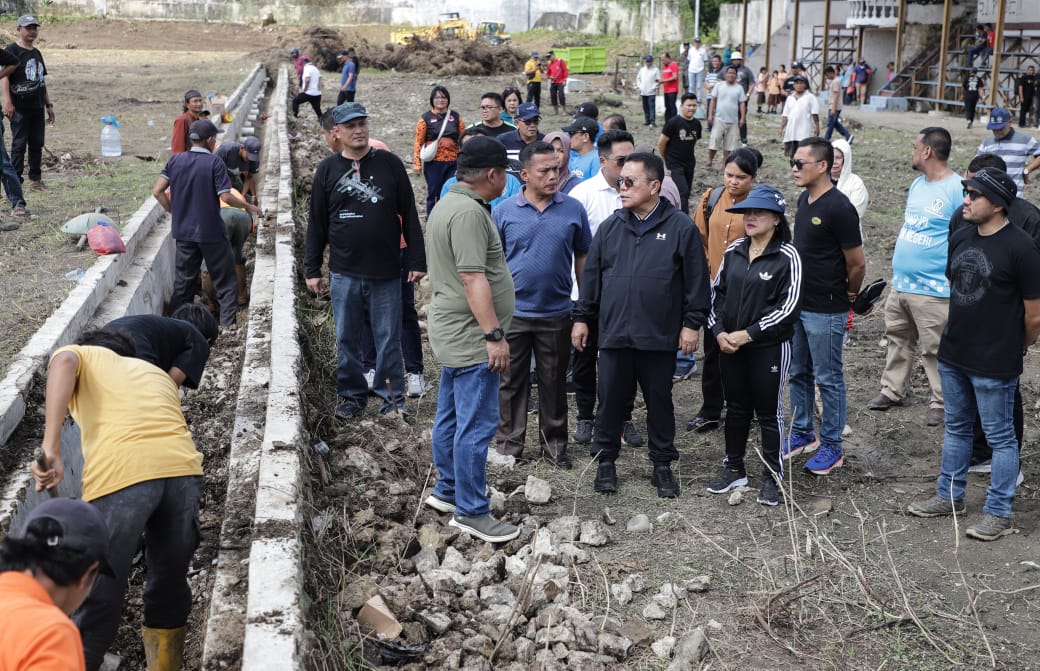 Wali Kota Pematangsiantar Wesly Silalahi (tiga kanan depan) bersama Ketua TP PKK Liswati Sinaga (dua kanan depan) meninjau pembenahan stadion Sangnaualuh, Jl. Stadion, Kel. Sukadame, Kec. Siantar Utara, Sabtu (15/3).(Waspada-Ist).