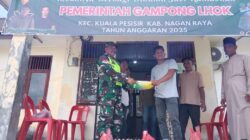 Pemerintah Desa Lhok Kecamatan Kuala Pesisir Kabupaten Nagan Raya menyerahkan paket sembako gratis kepada Warga Fakir miskin di Kantor Kades setempat, Sabtu (15/3).(Waspada/Ist)