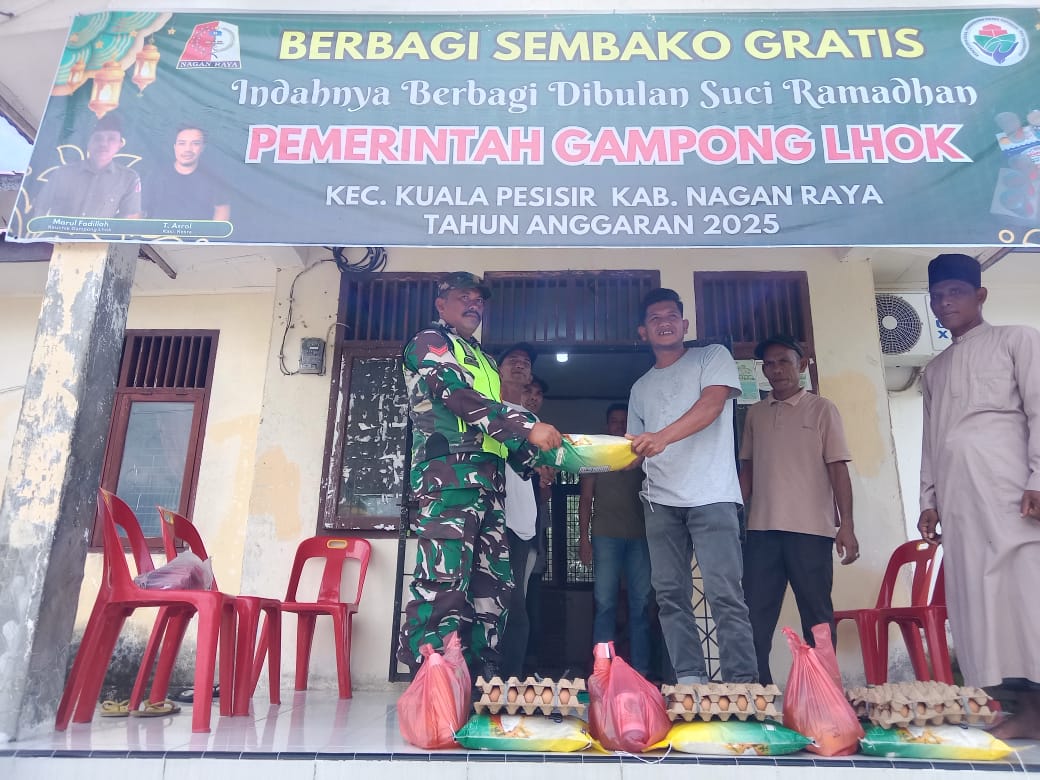 Pemerintah Desa Lhok Kecamatan Kuala Pesisir Kabupaten Nagan Raya menyerahkan paket sembako gratis kepada Warga Fakir miskin di Kantor Kades setempat, Sabtu (15/3).(Waspada/Ist)