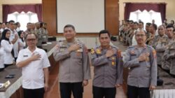 Kapolres AKBP Yogen Heroes Baruno (dua kanan depan) menyambut kunjungan Irwasda Poldasu Kombes Pol Nanang Masbudi (dua kiri depan) dan lainnya saat Tim Itwasda Poldasu memeriksa kinerja Polres Pematangsiantar di aula Widya Satya Brata, Mapolres, Jl. Sudirman, Sabtu (15/3).(Waspada-Ist).