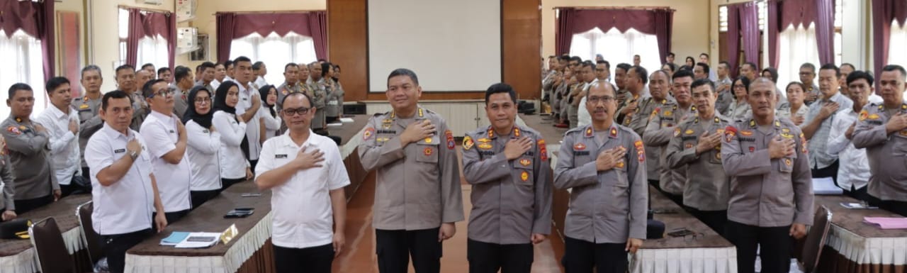 Kapolres AKBP Yogen Heroes Baruno (dua kanan depan) menyambut kunjungan Irwasda Poldasu Kombes Pol Nanang Masbudi (dua kiri depan) dan lainnya saat Tim Itwasda Poldasu memeriksa kinerja Polres Pematangsiantar di aula Widya Satya Brata, Mapolres, Jl. Sudirman, Sabtu (15/3).(Waspada-Ist).