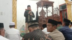 Bupati HM Salim Fakhry menyampaikan sambutan pada acara Safari Ramadhan Pemkab Agara, di Masjid Al Ikhlas Kutambaru kecamatan Lawe Bulan, Sabtu (15/3).(Waspada/Ali Amran)