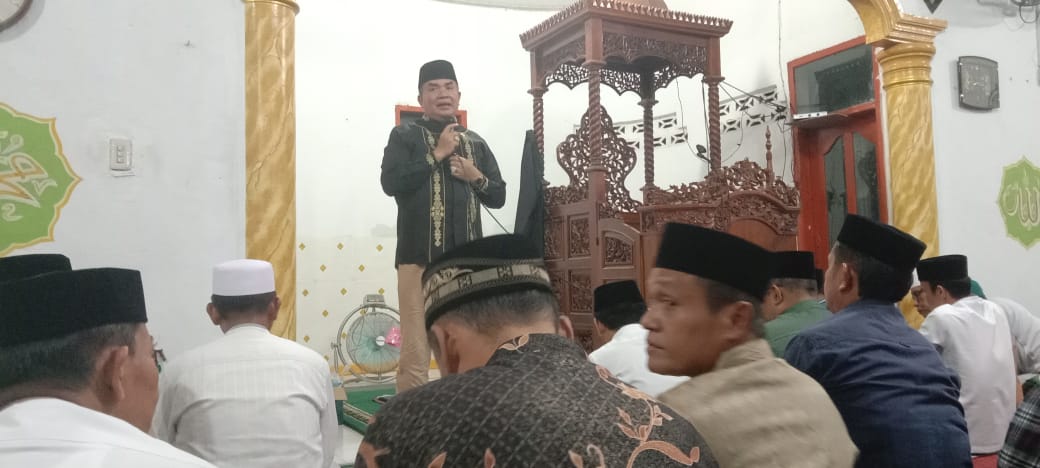 Bupati HM Salim Fakhry menyampaikan sambutan pada acara Safari Ramadhan Pemkab Agara, di Masjid Al Ikhlas Kutambaru kecamatan Lawe Bulan, Sabtu (15/3).(Waspada/Ali Amran)