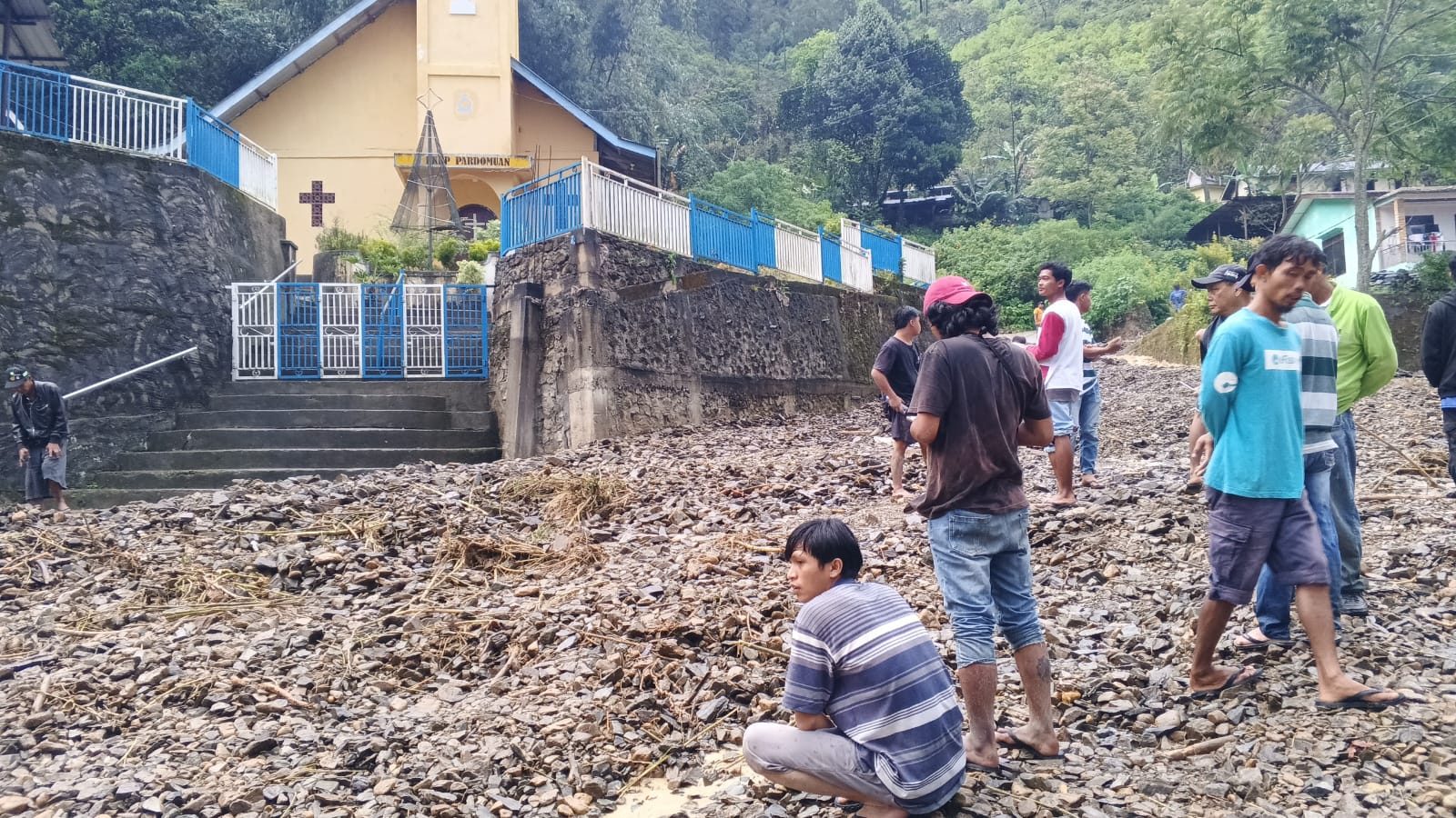 Banjir Lumpur Landa Kawasan Wisata Parapat, Arus Lalulintas Dialihkan