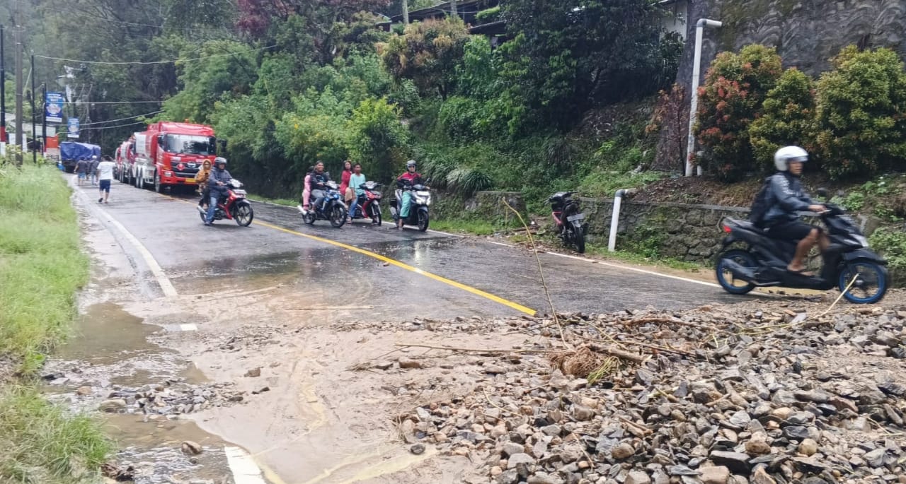 Kota Wisata Parapat Diterjang Banjir, Warga Panik