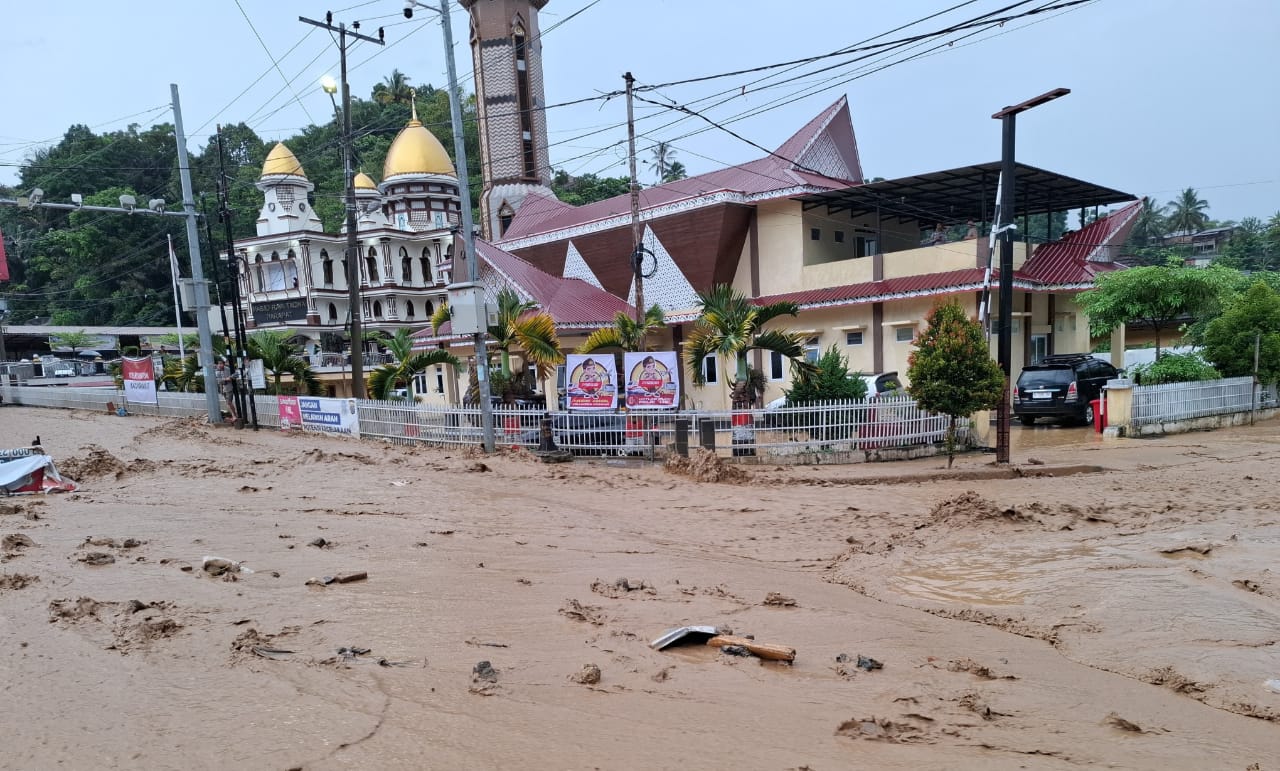 Kota Wisata Parapat Diterjang Banjir, Warga Panik