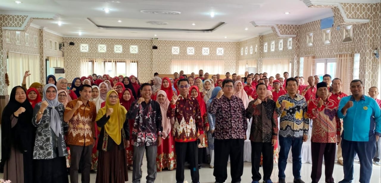 Rektor UM Tapsel, Muhammad Darwis, M.Pd (5 kiri), Tim Pengembang Majelis Diktilitbang PP Muhammadiyah Prof. Dr Suparman, M.Si, DEA (5 kanan), Ketua BPH UM Tapsel, Dr. Muhsana Pasaribu, MA (4 kiri) dan Wakil Rektor foto bersama dengan peserta penyusunan dokumen. Waspada/ist