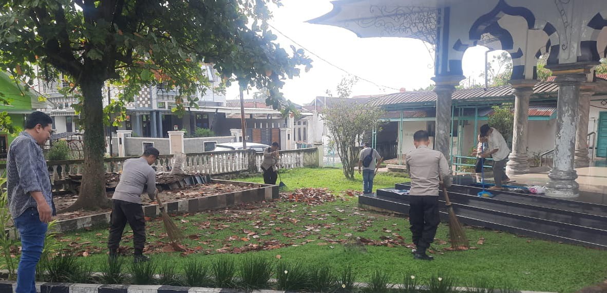 Polres P. Santar Kurve Dan Bantu Masjid