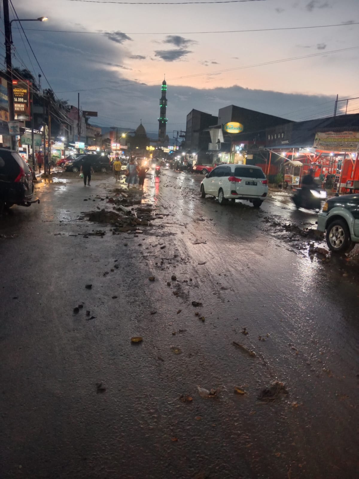 Banjir Lumpur Landa Kawasan Wisata Parapat, Arus Lalulintas Dialihkan