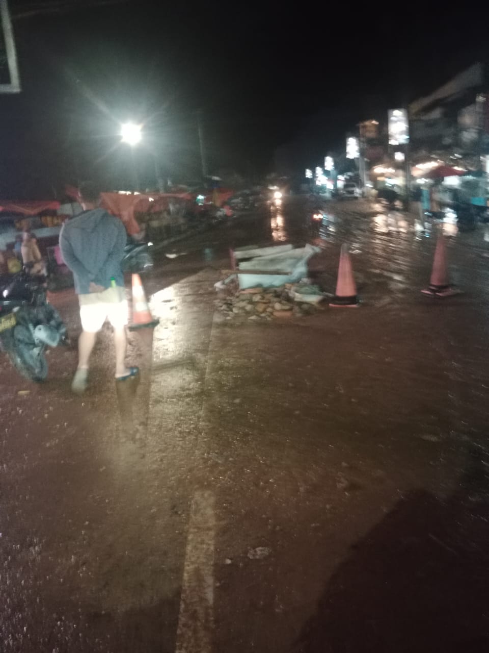 Kota Wisata Parapat Diterjang Banjir, Warga Panik