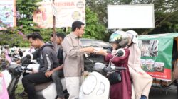 Ketua DPRK Banda Aceh membagikan 1000 paket takjil dalam bulan ramadhan ini kepada warga pengguna jalan diseputar Kota Banda Aceh, Minggu (16/03/25).(Waspada/T.Mansursyah)