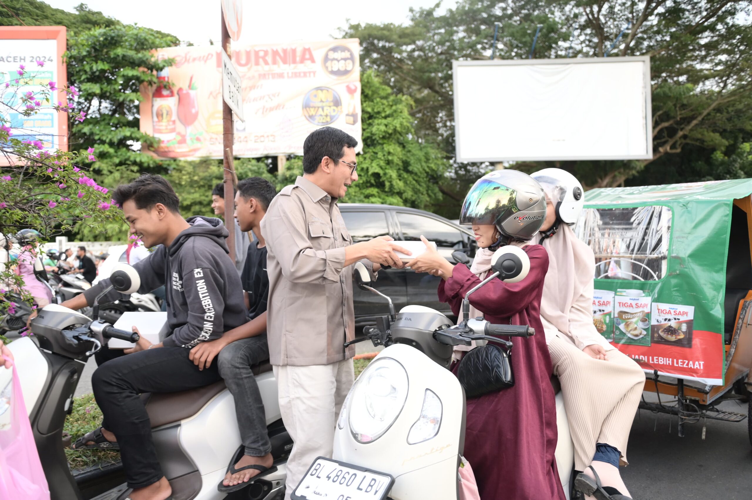 Ketua DPRK Banda Aceh membagikan 1000 paket takjil dalam bulan ramadhan ini kepada warga pengguna jalan diseputar Kota Banda Aceh, Minggu (16/03/25).(Waspada/T.Mansursyah)