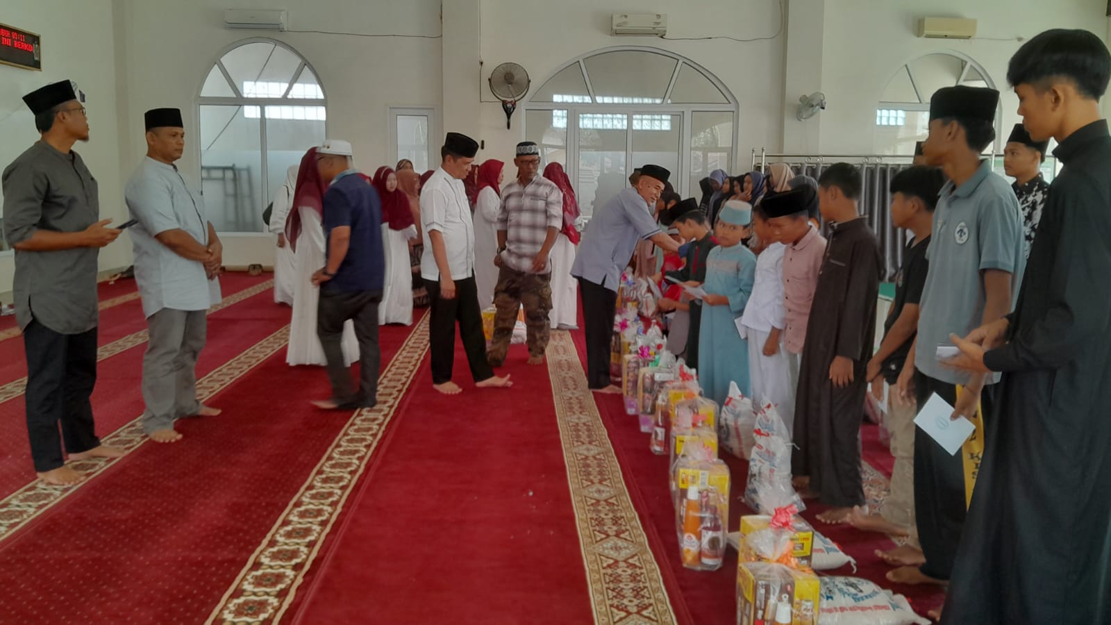 PPAY Lingk II Kel Sei Rengas menyerahkan santunan anak yatim piatu berupa THR, parsel, dan beras. Waspada/Ist