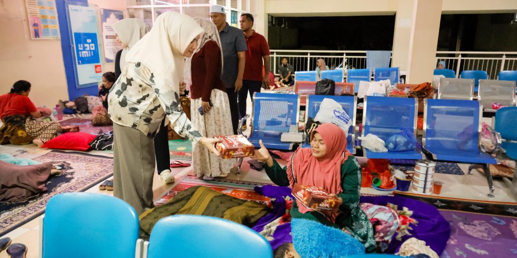 Ketua TP-PKK Aceh, Ny. Marlina Muzakir, menggelar aksi sosial dengan membagikan bingkisan dan makanan untuk sahur di bulan ramadhan kepada keluarga pasien di RSUDZA, Banda Aceh, Minggu (16/3) dini hari. (Waspada/Ist)