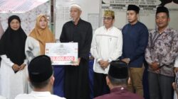 Wakil Wali Kota Pematangsiantar Herlina (tiga kiri) mewakili Wali Kota menyerahkan bantuan dana hibah kepada Ketua BKM Masjid Al-Hidayah Ridwan Bangun (empat kiril saat Safari Ramadhan Pemko Pematangsiantar di Masjid Al-Hidayah, Jl. Rakutta Sembiring, Gg. Metro, Kel. Nagapita, Kec. Siantar Martoba, Sabtu 15/3). sore.(Waspada-Ist).