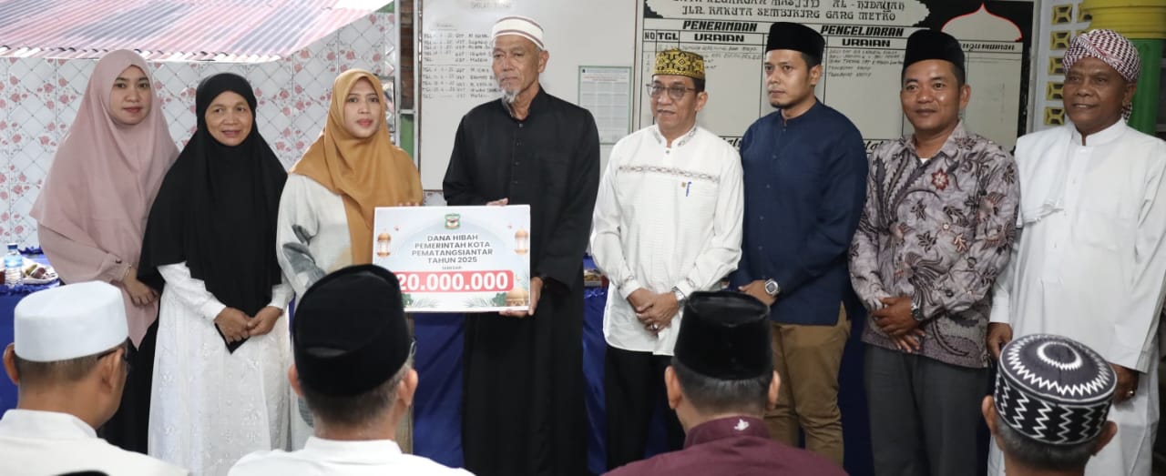 Wakil Wali Kota Pematangsiantar Herlina (tiga kiri) mewakili Wali Kota menyerahkan bantuan dana hibah kepada Ketua BKM Masjid Al-Hidayah Ridwan Bangun (empat kiril saat Safari Ramadhan Pemko Pematangsiantar di Masjid Al-Hidayah, Jl. Rakutta Sembiring, Gg. Metro, Kel. Nagapita, Kec. Siantar Martoba, Sabtu 15/3). sore.(Waspada-Ist).