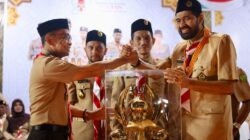 Gubernur Aceh H. Muzakir Manaf (Mualem) didampingi Bupati Aceh Barat Tarmizi dan Wakil Bupati Said Fadhel saat menyerahkan piala bergilir juara kepada Kwarcab Aceh Besar di lapangan dinas Pendidikan Aceh Barat, Sabtu (15/3) malam (Waspada/Muji Burrahman)