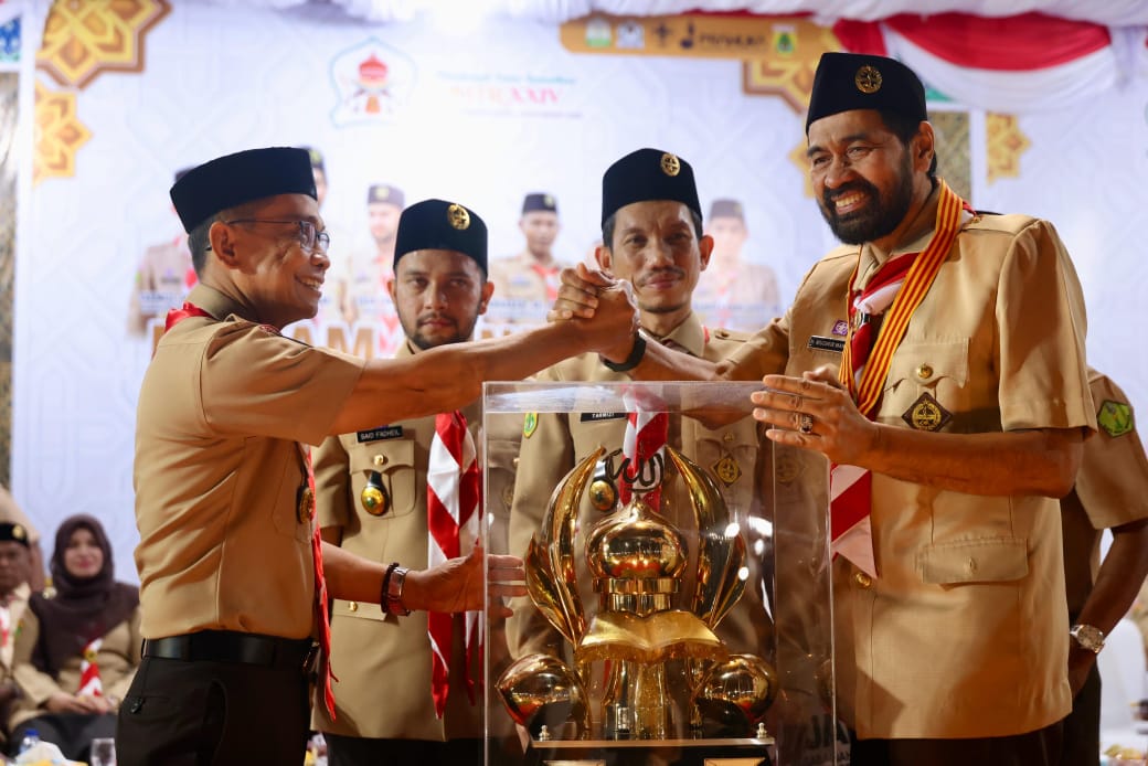 Gubernur Aceh H. Muzakir Manaf (Mualem) didampingi Bupati Aceh Barat Tarmizi dan Wakil Bupati Said Fadhel saat menyerahkan piala bergilir juara kepada Kwarcab Aceh Besar di lapangan dinas Pendidikan Aceh Barat, Sabtu (15/3) malam (Waspada/Muji Burrahman)