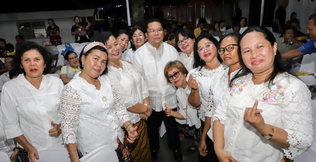 Wali Kota Pematangsiantar Wesly Silalahi foto bersama jemaat gereja saat ibadah ucapan syukur bersama GPDI Maranatha, Jl. Simbolon di rumah dinas wali kota, Jl. MH. Sitorus, Sabtu (15/3) malam.(Waspada-Ist).