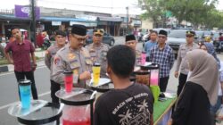 Kapolres Langkat, AKBP David Triyo Prasojo, SH, SIK, M.Si., turun langsung melakukan patroli jalan kaki di sejumlah titik pusat penjualan takjil, Sabtu(15/3/25).Waspada/ist. 