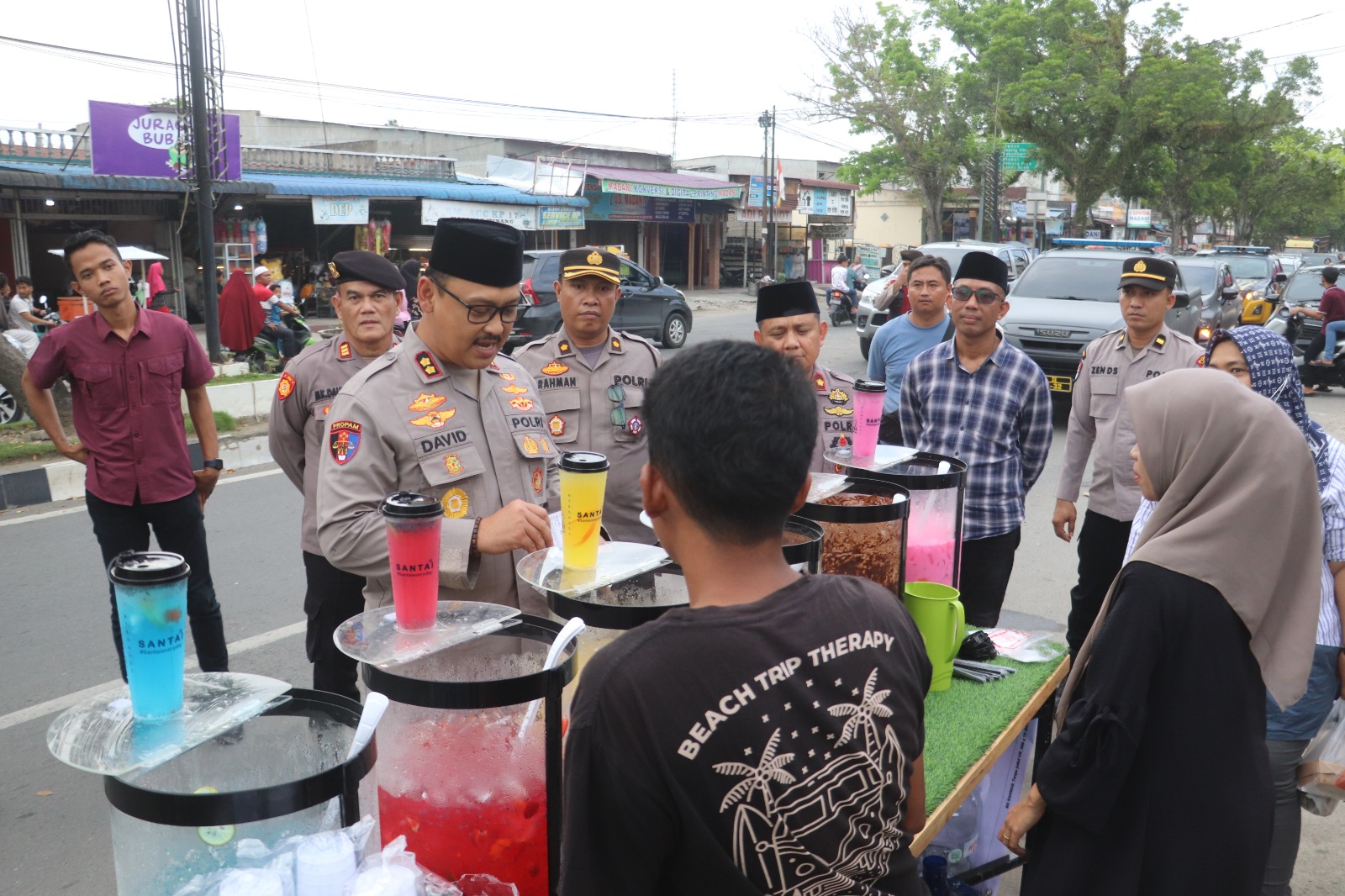 Kapolres Langkat, AKBP David Triyo Prasojo, SH, SIK, M.Si., turun langsung melakukan patroli jalan kaki di sejumlah titik pusat penjualan takjil, Sabtu(15/3/25).Waspada/ist. 