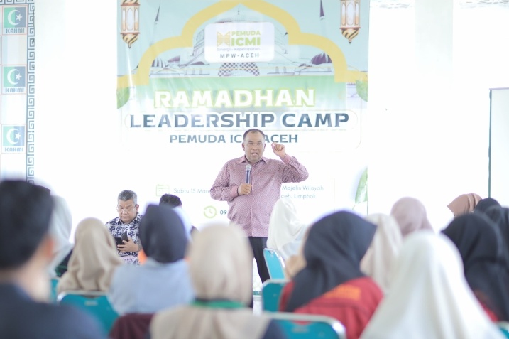 Pj Sekdakot Banda Aceh Bachtiar tampil sebagai nara sumber pada Acara Ramadhan Leadership Camp Pemuda ICMI di Gedung KAHMI Aceh, Sabtu (15/03/25).Bachtiar dorong generasi muda Aceh menjadi pemimpin yang baik.(Waspada/T.Mansursyah)