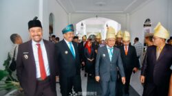 WAGUBSU H.Surya, Bupati Asahan,Taufik Zainal Abidin dan Bupati Batubara Baharuddin Siagian serta undangan saat memasuki gedung DPRD Asahan menghadiri rapat paripurna peringatan hari jadi ke-79 Kabupaten Asahan Tahun 2025 dan foto bersama. Waspada/Ist