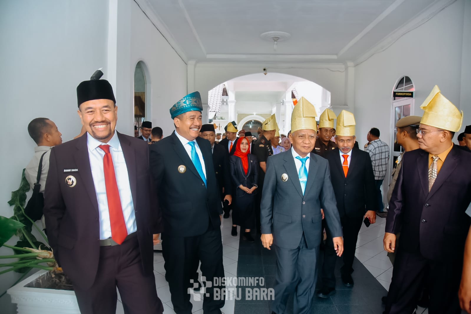 WAGUBSU H.Surya, Bupati Asahan,Taufik Zainal Abidin dan Bupati Batubara Baharuddin Siagian serta undangan saat memasuki gedung DPRD Asahan menghadiri rapat paripurna peringatan hari jadi ke-79 Kabupaten Asahan Tahun 2025 dan foto bersama. Waspada/Ist