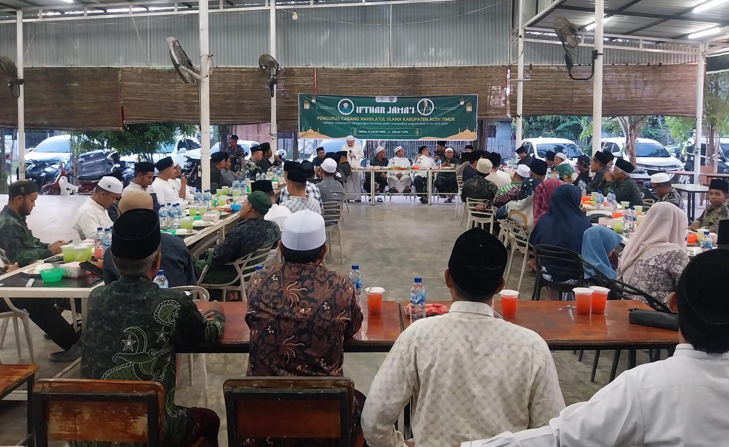 Wakil Rais PCNU Aceh Timur, Abiya Dr. Faisal M. Nur, Lc, MA, menyampaikan tausiah dalam Ifthar PCNU Aceh Timur di D'Cafee Kota Idi, Aceh Timur, Sabtu (15/3). Waspada/Muhammad Ishak