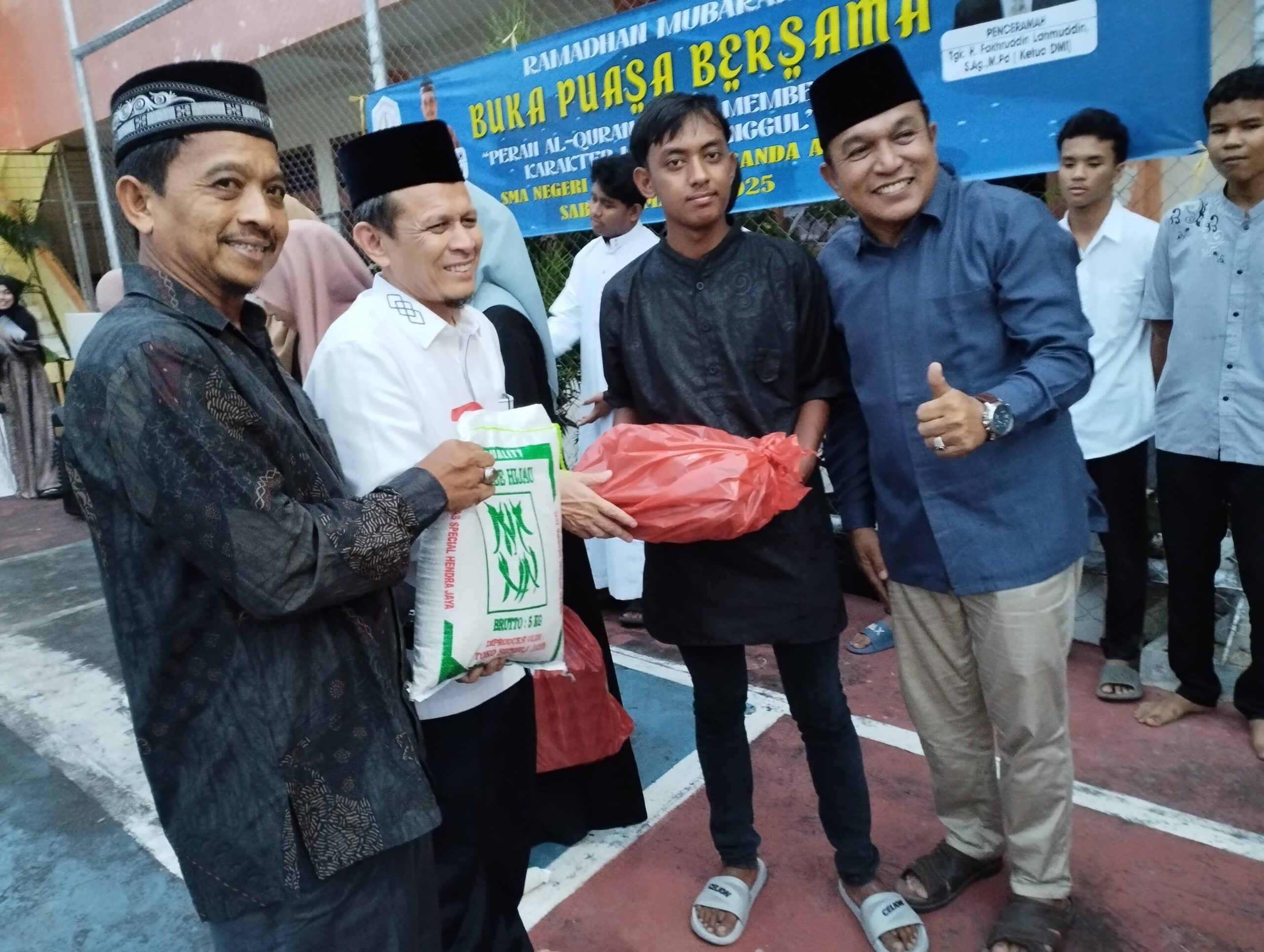 Kepala SMA Negeri 15 Adidarma Banda Aceh, Zulfikar Tijue, SE, MSi bersama Kepala Cabang Dinas Pendidikan Wilayah Kota Banda Aceh dan Aceh Besar, Syarwan Joni, S.Pd.,M.Pd dan Ketua DMI Aceh Tgk Fachruddin Lahmuddin SAg MPd, menyerahkan bantuan sembako kepada siswa di halaman sekolah setempat, Sabtu (15/03/25).(Waspada/T.Mansursyah)