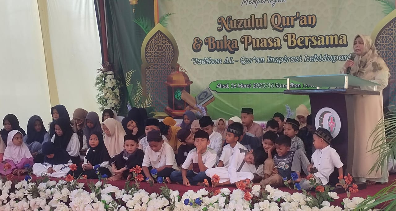 Direktur PT CMN Langsa, Ernawati saat memberikan sambutan pada peringatan Nuzulul Quran Ramadan 1446 H di mushala rumah sakit setempat, Minggu (16/3). Waspada/dede