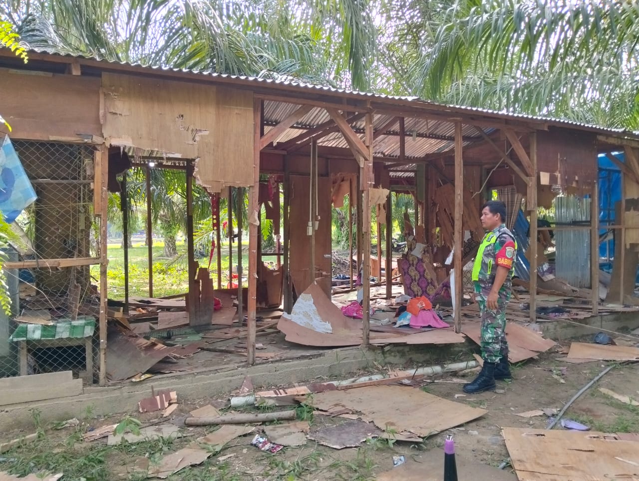 Keberadaan Warung Remang Di Agara Dirusak Emak-emak