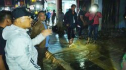 Tinjau Lokasi, Bupati Simalungun Turunkan Alat Berat Bersihkan Material Dampak Banjir Dan Longsor