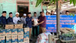 Kepala Bank Sumut Syariah Cabang Padangsidimpuan Hilman Saleh Daulay (kiri) saat menyerahkan bantuan untuk korban banjir kepada Kepala Desa Silaiya, Safritua Nasution di Desa Silaiya, Kecamatan Sayur Matinggi, Tapsel, Minggu (16/3/2025). Waspada/ist.