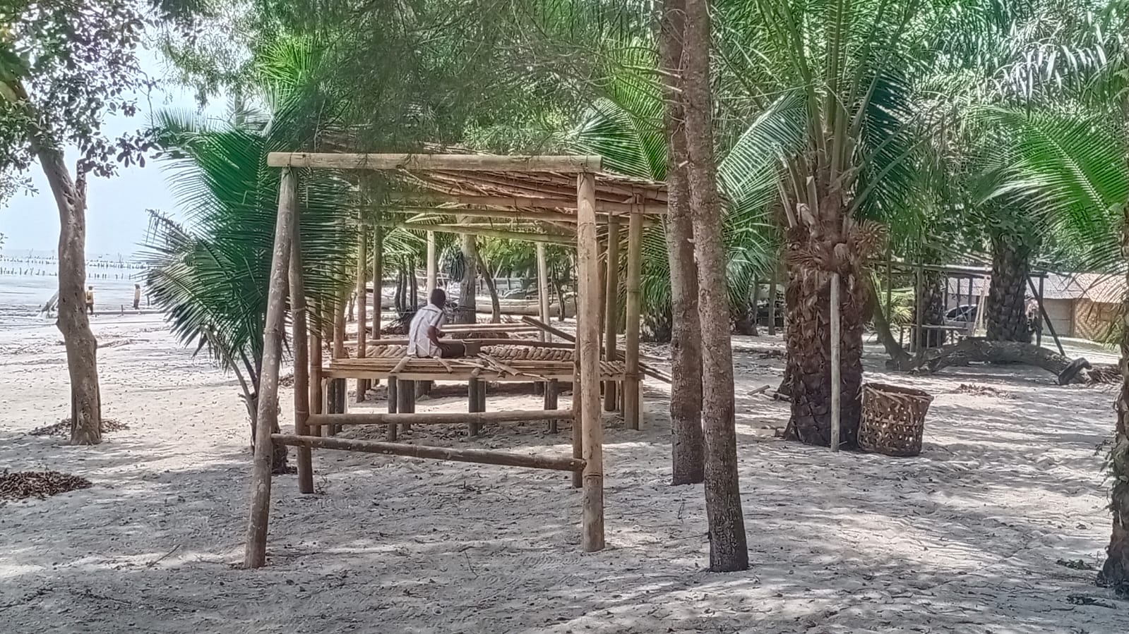 Tampak aktivitas pembuatan pondok wisata liar di Pantai Bogak Indah tanpa izin KTH Sama Mangrove Bersatu selaku pihak pengelola, Rabu (17/3) di Dusun 1 Desa Bogak Besar Kec.Teluk Mengkudu. (Waspada/Edi Saputra)