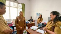 Wakil Wali Kota Pematangsiantar mengunjungi tiga kantor camat terdiri Kantor Camat Siantar Marihat, Siantar Selatan dan Siantar Timur serta satu kantor lurah yakni Kantor Lurah Pardamean, Senin (17/3) dan menekankan tetap menjaga kebersihan dan jangan sampai ada sampah berserakan.(Waspada-Ist).