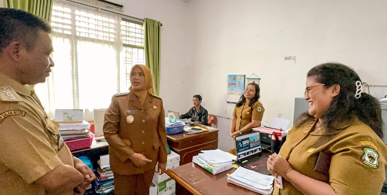 Wakil Wali Kota Pematangsiantar mengunjungi tiga kantor camat terdiri Kantor Camat Siantar Marihat, Siantar Selatan dan Siantar Timur serta satu kantor lurah yakni Kantor Lurah Pardamean, Senin (17/3) dan menekankan tetap menjaga kebersihan dan jangan sampai ada sampah berserakan.(Waspada-Ist).