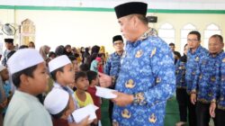 Bupati Madina saat menyantuni anak yatim.(Waspada /Sarmin Harahap)